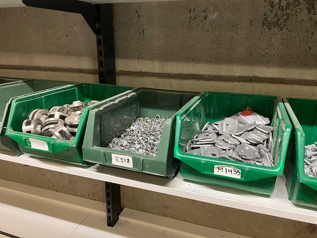 Dewalt montagelijn met inhoud op zolderverdieping - afbeelding 9 van  11