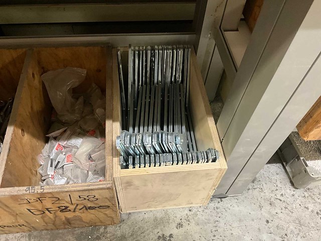 Dewalt montagelijn met inhoud op zolderverdieping - afbeelding 11 van  11