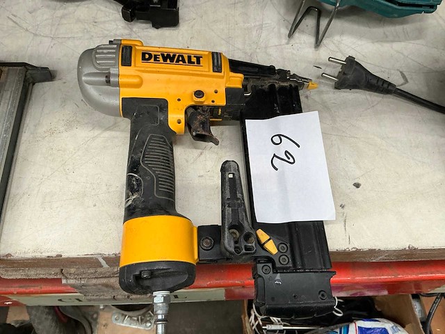 Dewalt pneumatische schieter - afbeelding 1 van  1