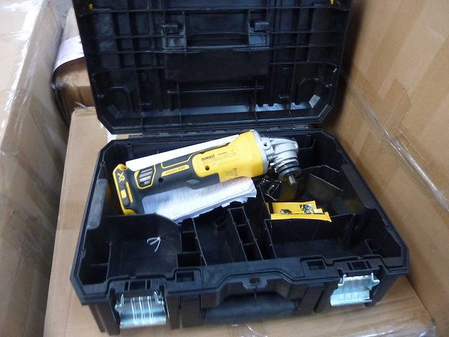 Dewalt xr 3-tool kit 18v 5ah li-ion borstelloze dck384p2t-qw - afbeelding 4 van  4