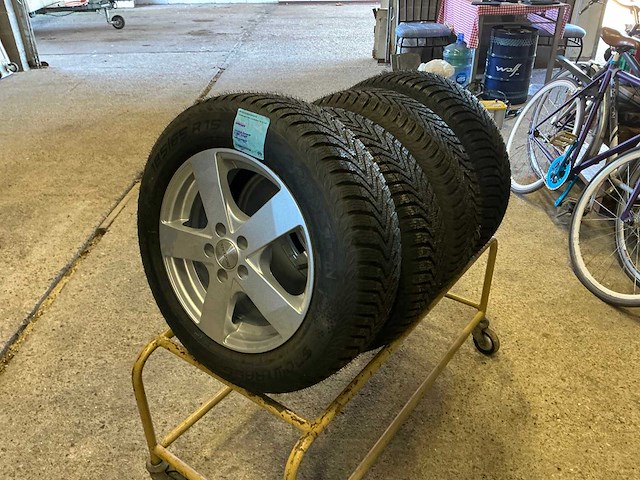 Dezent 15” velg + vredestein winterband (4x) - afbeelding 1 van  9
