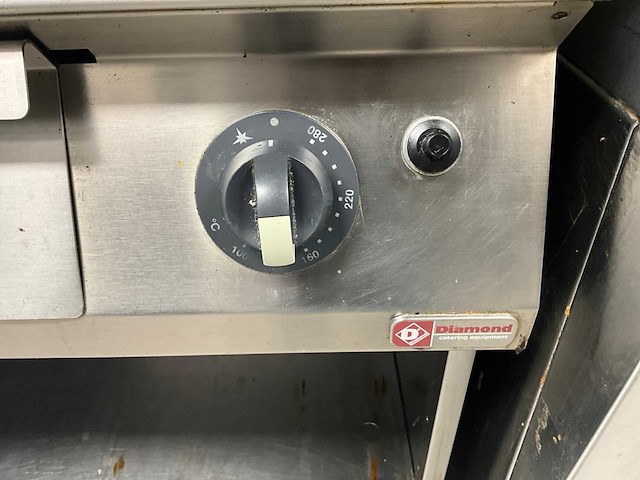 Diamond grill- en bakplaat rvs op gas + werktafel rvs - afbeelding 3 van  5