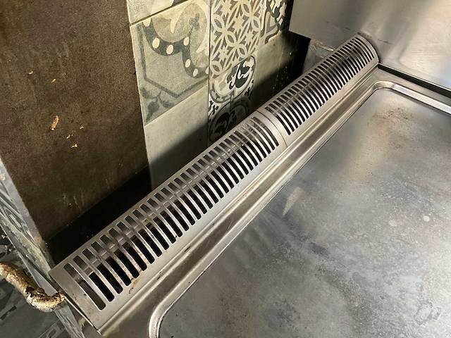 Diamond grill- en bakplaat rvs op gas + werktafel rvs - afbeelding 4 van  5