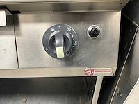 Diamond grill- en bakplaat rvs op gas + werktafel rvs - afbeelding 3 van  5