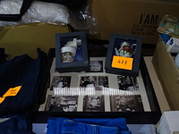 Dienblad met fotokaders en plig-in porseleinen potjes - afbeelding 1 van  1