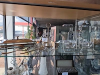 Dienschaal met bijhorende serveerlepels en schep, verzilverd suikermandje, verzilverde olie- en azijnset, opbergrekje met glazen schaaltjes, olie- en azijnset leonardo
