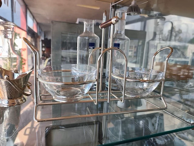 Dienschaal met bijhorende serveerlepels en schep, verzilverd suikermandje, verzilverde olie- en azijnset, opbergrekje met glazen schaaltjes, olie- en azijnset leonardo - afbeelding 7 van  8