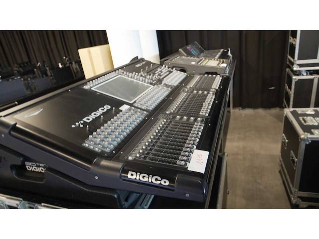 Digico- sd10 digitalmixing console incl flightcase - afbeelding 1 van  2