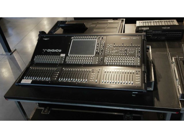 Digico- sd10 digitalmixing console incl flightcase - afbeelding 1 van  3