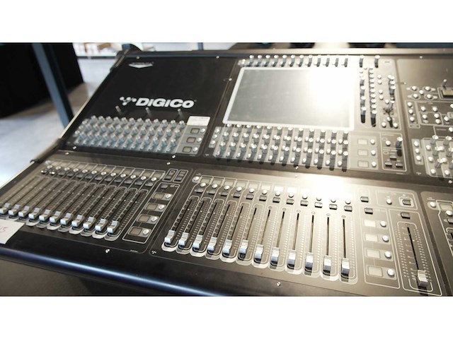 Digico- sd10 digitalmixing console incl flightcase - afbeelding 2 van  3
