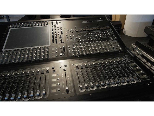 Digico- sd10 digitalmixing console incl flightcase - afbeelding 3 van  3