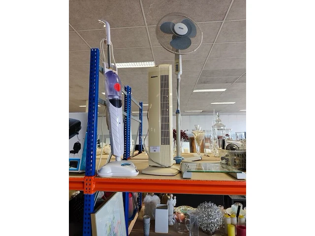 Digitale personenweegschaal korona, ventilator op voet delonghi, staande torenventilator airmate, elektrische stoomreiniger aqua laser - afbeelding 1 van  6