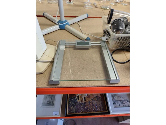 Digitale personenweegschaal korona, ventilator op voet delonghi, staande torenventilator airmate, elektrische stoomreiniger aqua laser - afbeelding 2 van  6