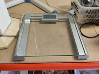 Digitale personenweegschaal korona, ventilator op voet delonghi, staande torenventilator airmate, elektrische stoomreiniger aqua laser - afbeelding 2 van  6