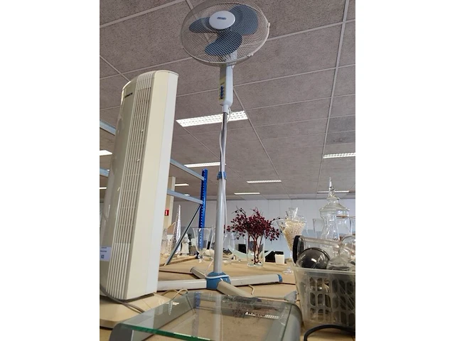 Digitale personenweegschaal korona, ventilator op voet delonghi, staande torenventilator airmate, elektrische stoomreiniger aqua laser - afbeelding 3 van  6