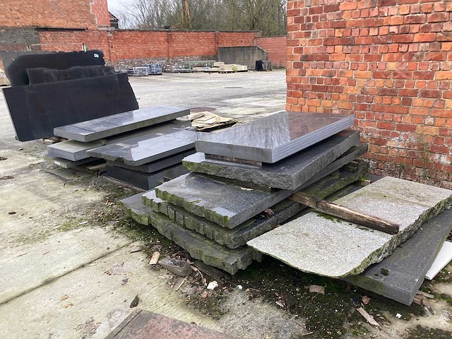 Dikke platen graniet 5-8-10cm met 1 metalen bok - afbeelding 1 van  8