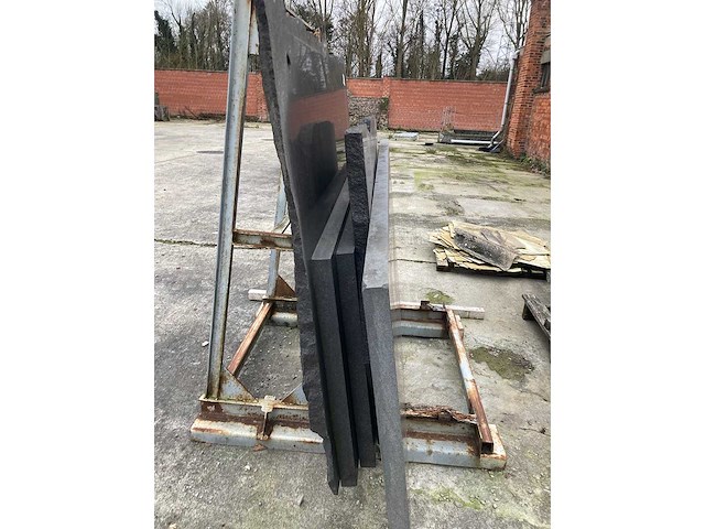 Dikke platen graniet 5-8-10cm met 1 metalen bok - afbeelding 8 van  8