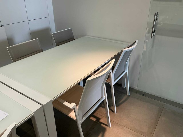 Diphano eetkamertafel met 4 stoelen - afbeelding 1 van  6