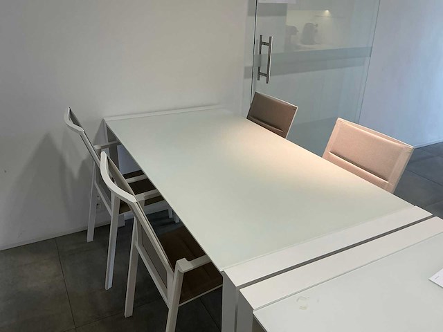 Diphano eetkamertafel met 4 stoelen - afbeelding 2 van  6