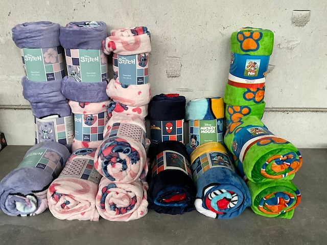 Disney home assorti fleece plaids 130 x 160 cm (14x) - afbeelding 1 van  13