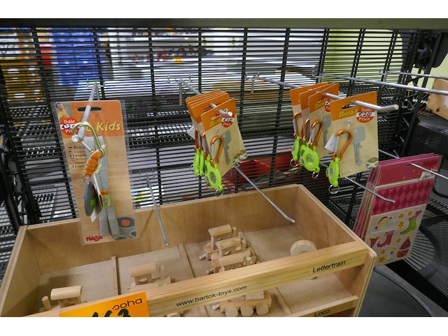 Display houten treinletters en sleutelhangers - afbeelding 2 van  4