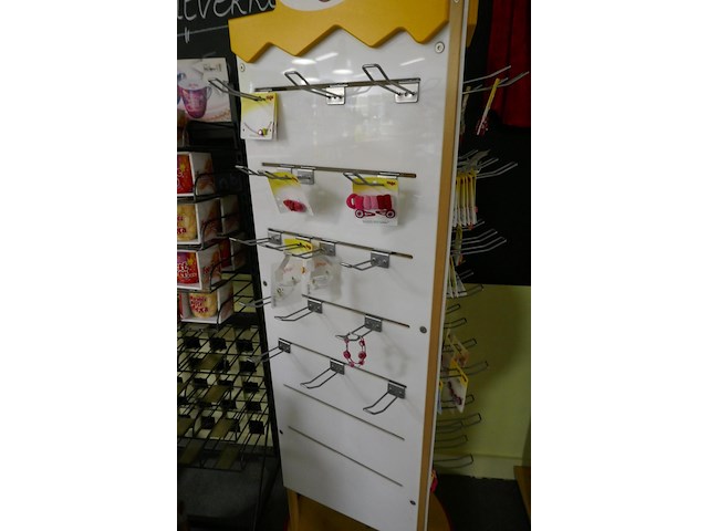 Display met armbandjes en halsbandjes - afbeelding 2 van  4