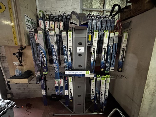 Display met diverse ruitenwissers merk bosch en valeo - afbeelding 1 van  5