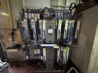 Display met diverse ruitenwissers merk bosch en valeo