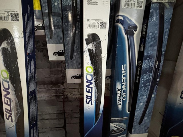 Display met diverse ruitenwissers merk bosch en valeo - afbeelding 2 van  5