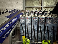 Display met diverse ruitenwissers merk bosch en valeo - afbeelding 3 van  5