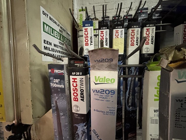 Display met diverse ruitenwissers merk bosch en valeo - afbeelding 4 van  5