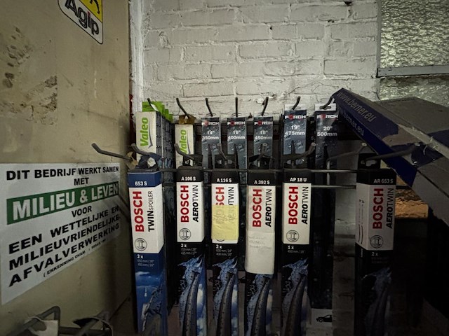 Display met diverse ruitenwissers merk bosch en valeo - afbeelding 5 van  5