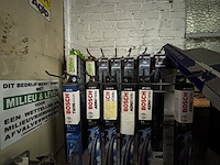 Display met diverse ruitenwissers merk bosch en valeo - afbeelding 5 van  5