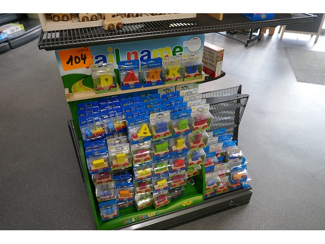 Display met gekleurde letterstreintjes - afbeelding 1 van  4