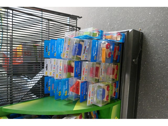 Display met gekleurde letterstreintjes - afbeelding 2 van  4