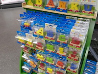 Display met gekleurde letterstreintjes - afbeelding 3 van  4