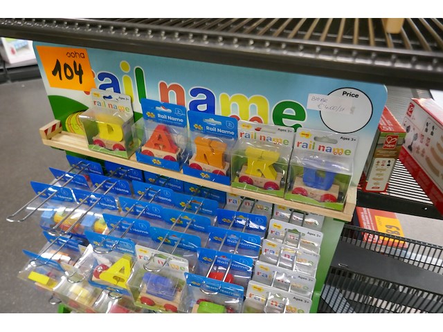 Display met gekleurde letterstreintjes - afbeelding 4 van  4