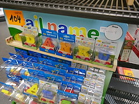 Display met gekleurde letterstreintjes - afbeelding 4 van  4