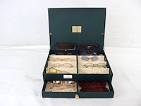 Display met oude brillen - afbeelding 1 van  5