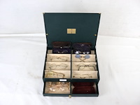 Display met oude brillen - afbeelding 2 van  5