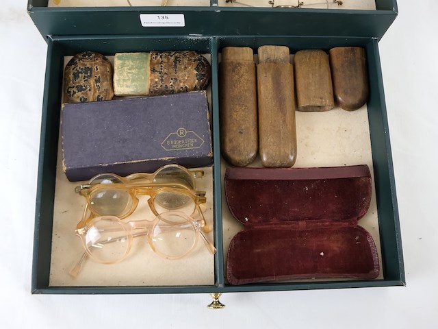 Display met oude brillen - afbeelding 4 van  5