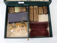 Display met oude brillen - afbeelding 4 van  5