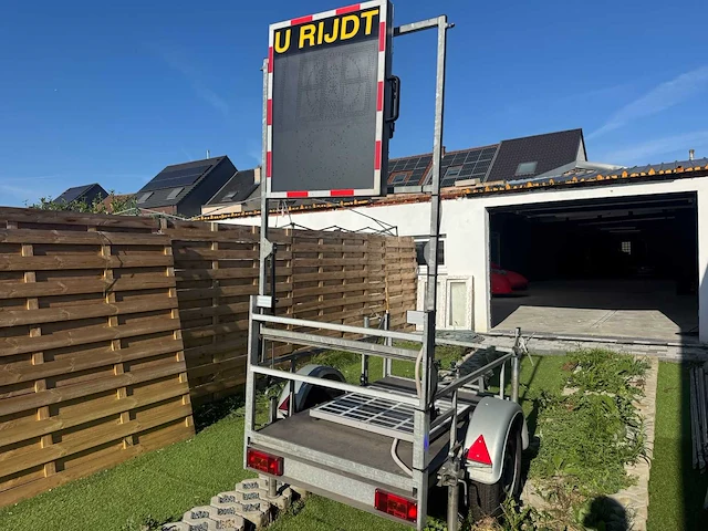 Dissel aanhangwagen met snelheidsbord - afbeelding 2 van  17