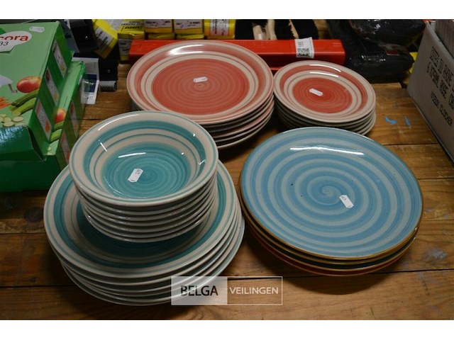 Div. service 17 borden, 7 soepkommen eb 6 dessertbordjes - afbeelding 1 van  5