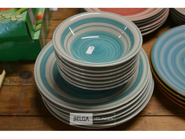 Div. service 17 borden, 7 soepkommen eb 6 dessertbordjes - afbeelding 2 van  5