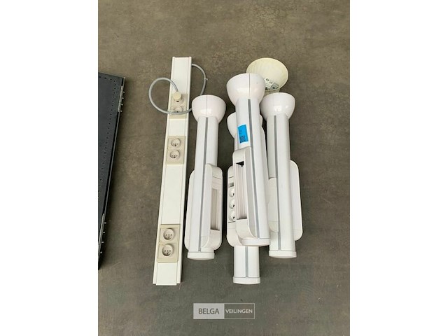 Div stekkerhouders op voet - afbeelding 1 van  2