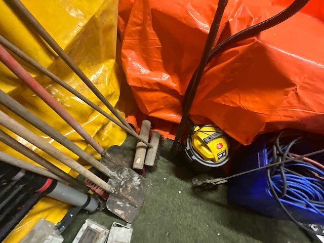 Divers aannemersmateriaal - afbeelding 2 van  18