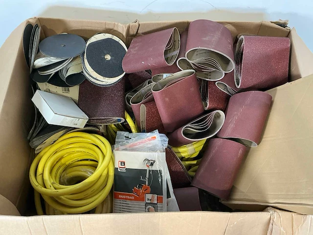 Divers aannemersmateriaal - afbeelding 1 van  7