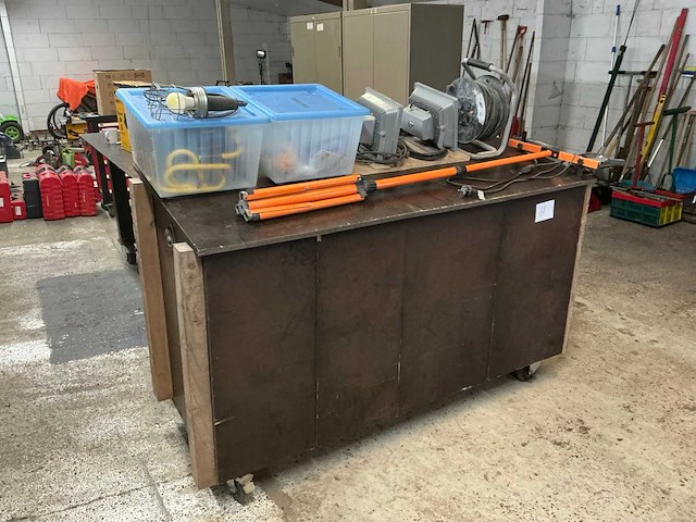 Divers aannemersmateriaal - afbeelding 1 van  8