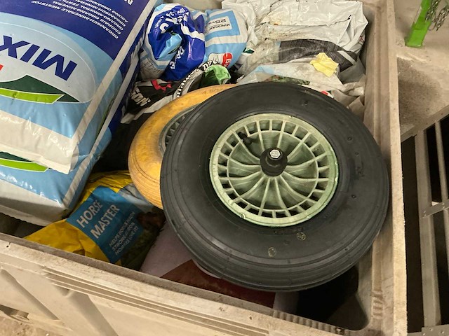 Divers aannemersmateriaal - afbeelding 2 van  11